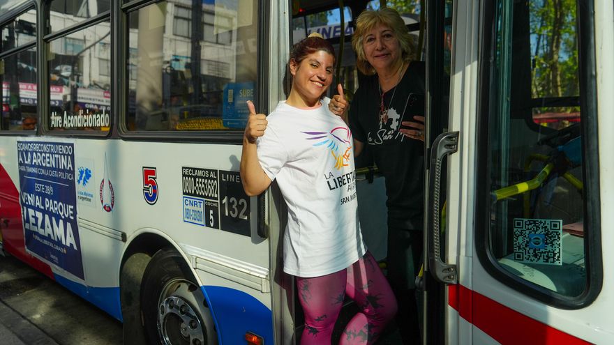 Micros, militancia y credos libertarios: las  imágenes del acto de Milei en Parque Lezama