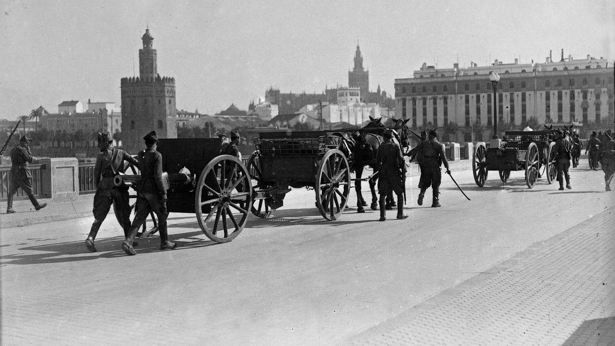 Tropas golpistas cruzan el puente de SanTelmo de Sevilla en 1936.