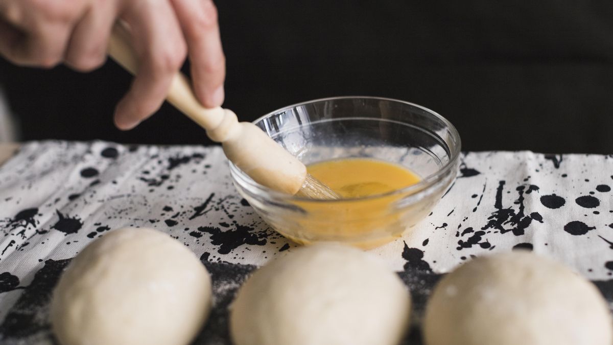 Puedes dar una capa de huevo a la parte superior del pan.