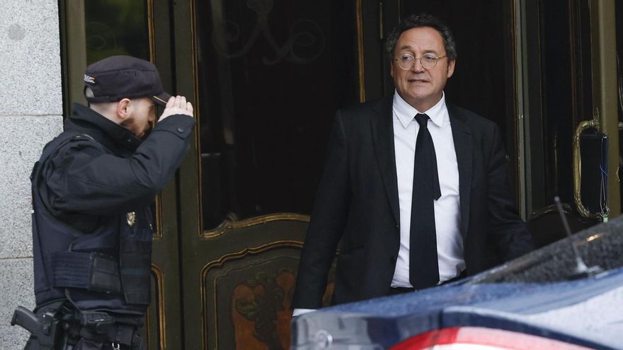 The statement of several journalists questions whether the emails from Ayuso's partner were secret when they reached the attorney general.