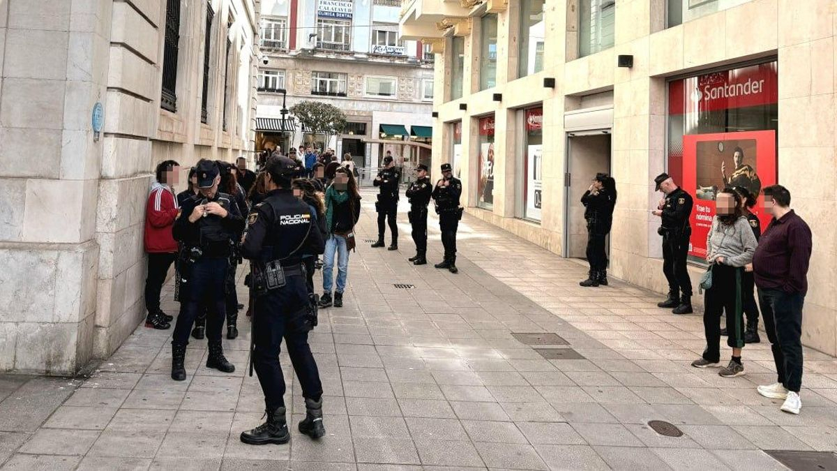 Cordón policial a la acampada por la vivienda e identificaciones durante el mitin de Santiago Abascal en Santander