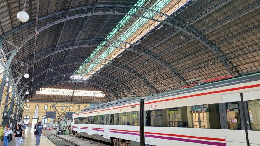 Un tren de Rodalia en l'andana de l'estació del Nord de València (J.O.).
