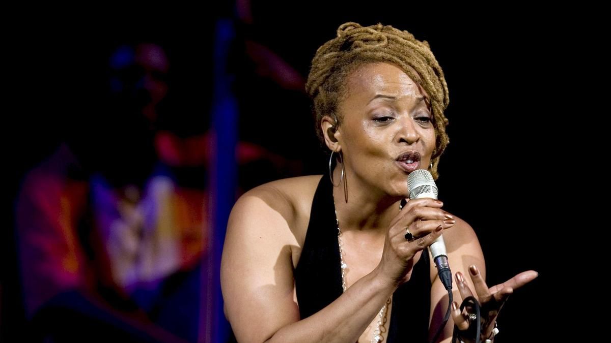 Fotografía de archivo del 16 de julio de 2008 que muestra a la cantante y compositora de jazz Cassandra Wilson durante una presentación, en Valencia (España). EFE/Kai Försterling / ARCHIVO