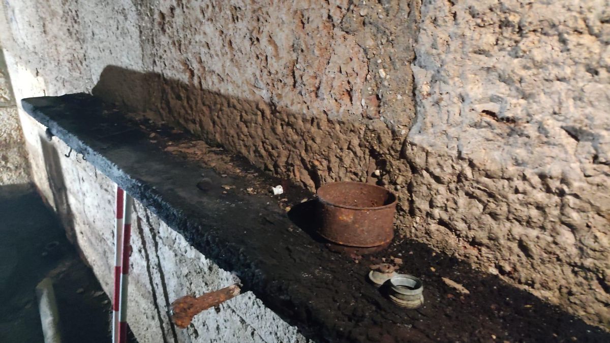 Una balda y una lata de conserva dentro del refugio.