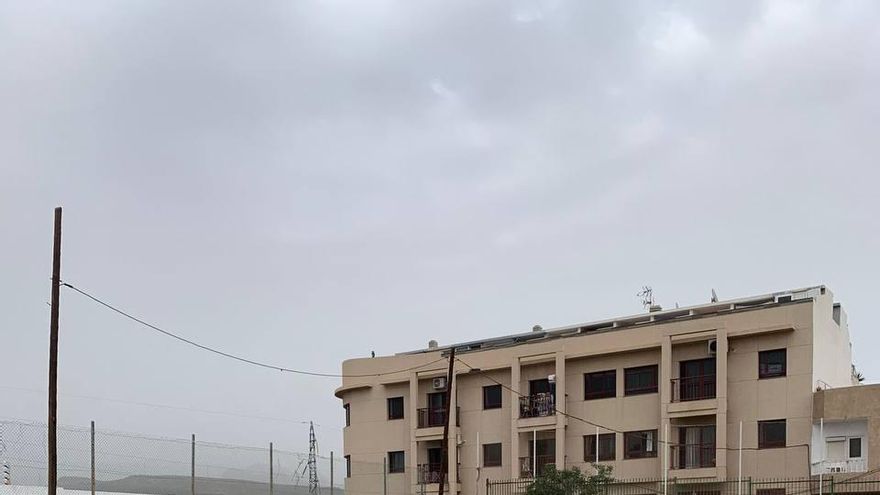 Los centros educativos canarios afrontan la ola de calor con infraestructuras obsoletas y quejas por falta de sombra