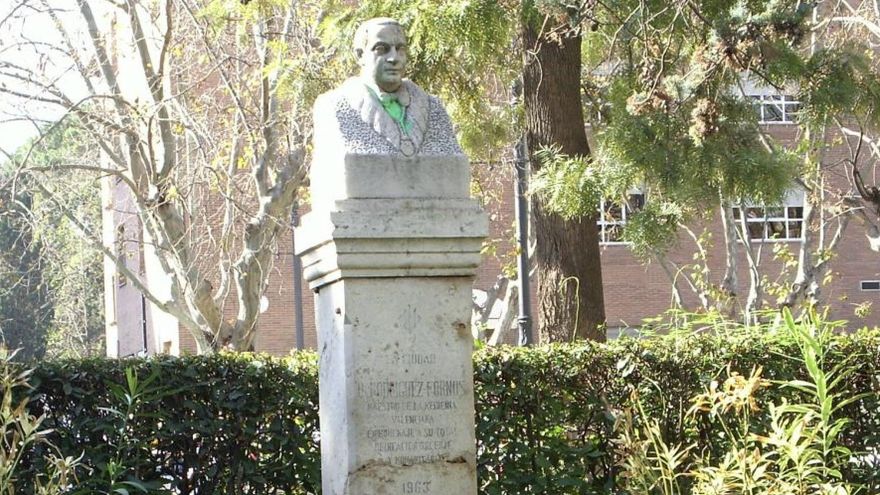 El busto del rector de la Universitat de València frente a la Facultad de Medicina: uno de los últimos vestigios franquistas en Valencia
