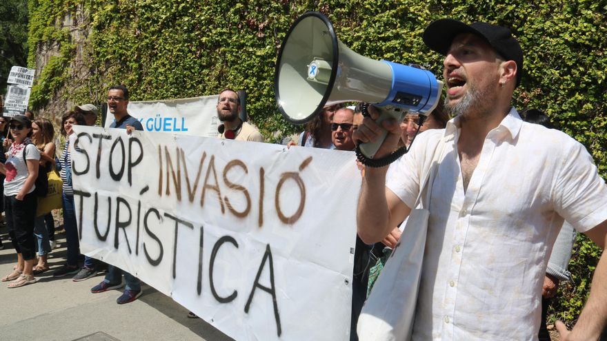 La protesta contra el turismo masivo vuelve a Barcelona: vecinos bloquean el acceso al Park Güell