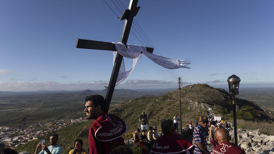 Miles de peregrinos suben al Monte Santo de Bahía para conmemorar el calvario de Cristo