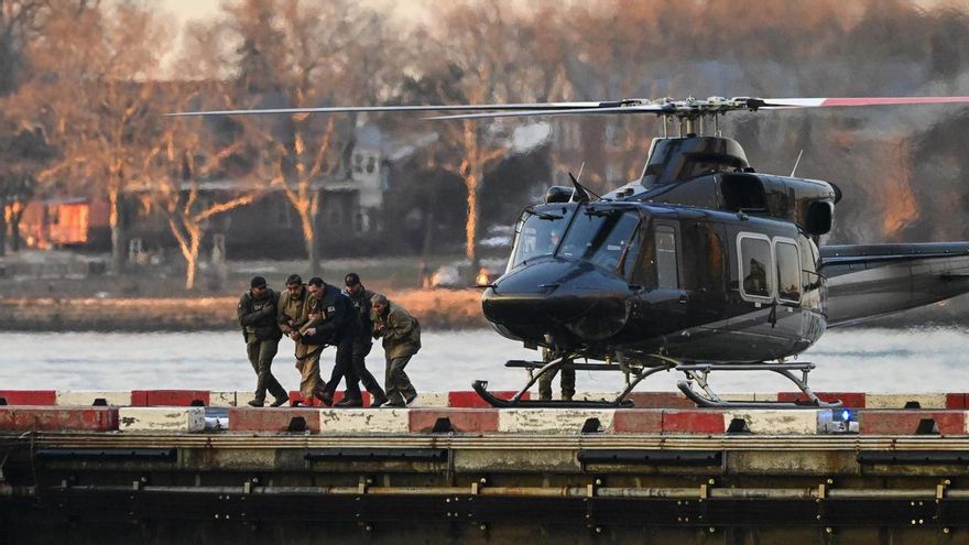 El presidente venezolano, Nicolás Maduro, y su esposa, Cilia Flores, llegan al helipuerto de Wall Street durante su transporte a la corte federal para su comparecencia en Nueva York.