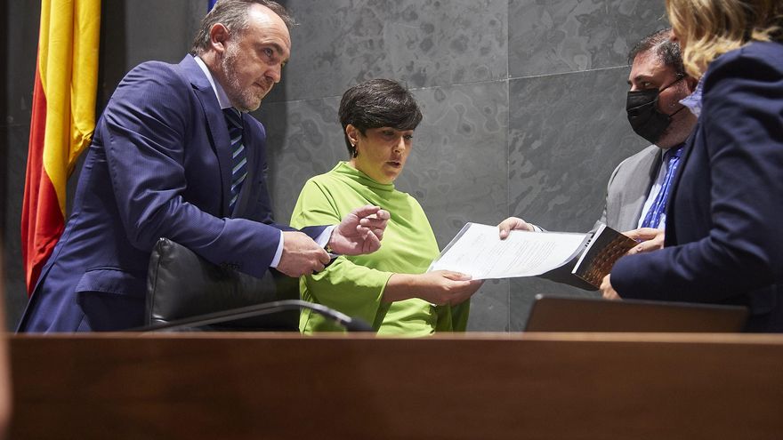 El presidente de UPN y portavoz de Navarra Suma, Javier Esparza, con la portavoz de Geroa Bai María Solana, en el Parlamento de Navarra