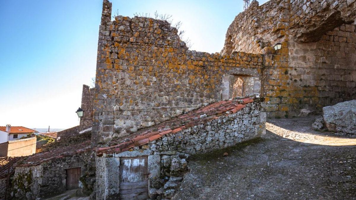 Los muros de esta fortaleza, la mayor de toda la sierra de Gata, casi rodean la pequeña localidad en la que se encuentra