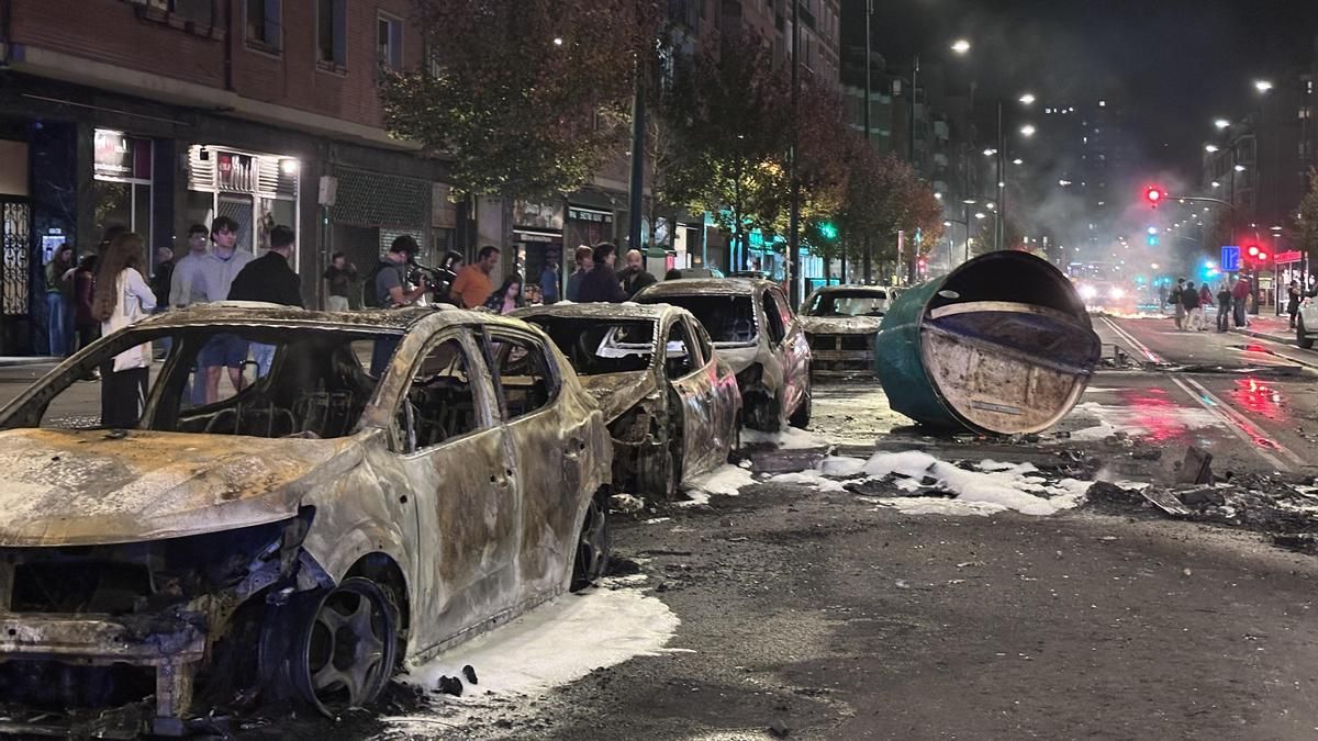 Coches calcinados tras los disturbios en Bilbao.