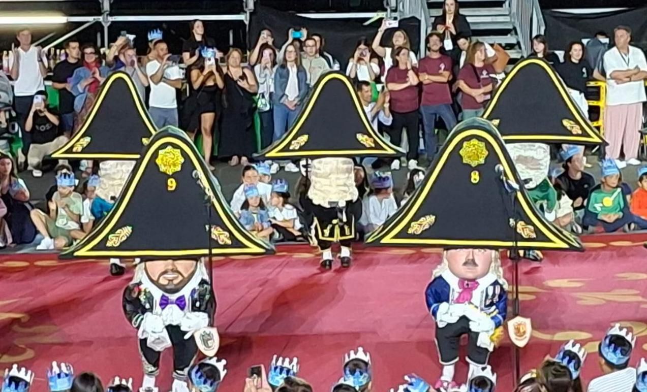 Primeras mujeres en la Danza de Los Enanos.