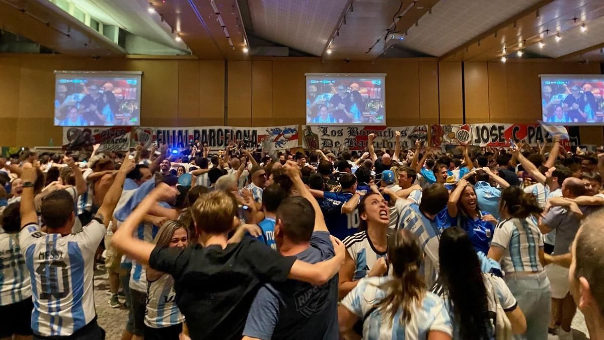La fiebre por Messi volvió a Barcelona, convertida ahora en otra capital argentina, y hubo fiesta tras el triunfo ante Inglaterra