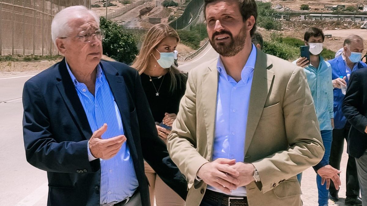 El presidente del PP, Pablo Casado, durante una visita a la valla de Melilla junto al presidente local del PP, Juan José Imbroda