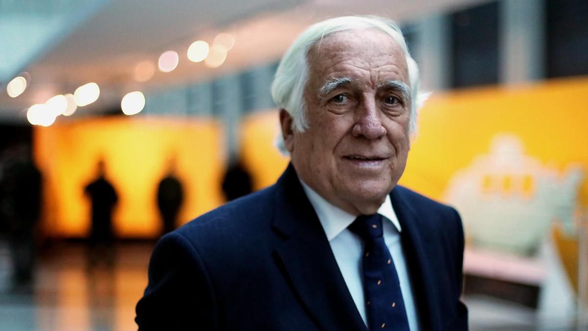 La automoción destaca el papel del fallecido Carlos Espinosa de los Monteros: salto en Mercedes Vitoria con la furgoneta Vito