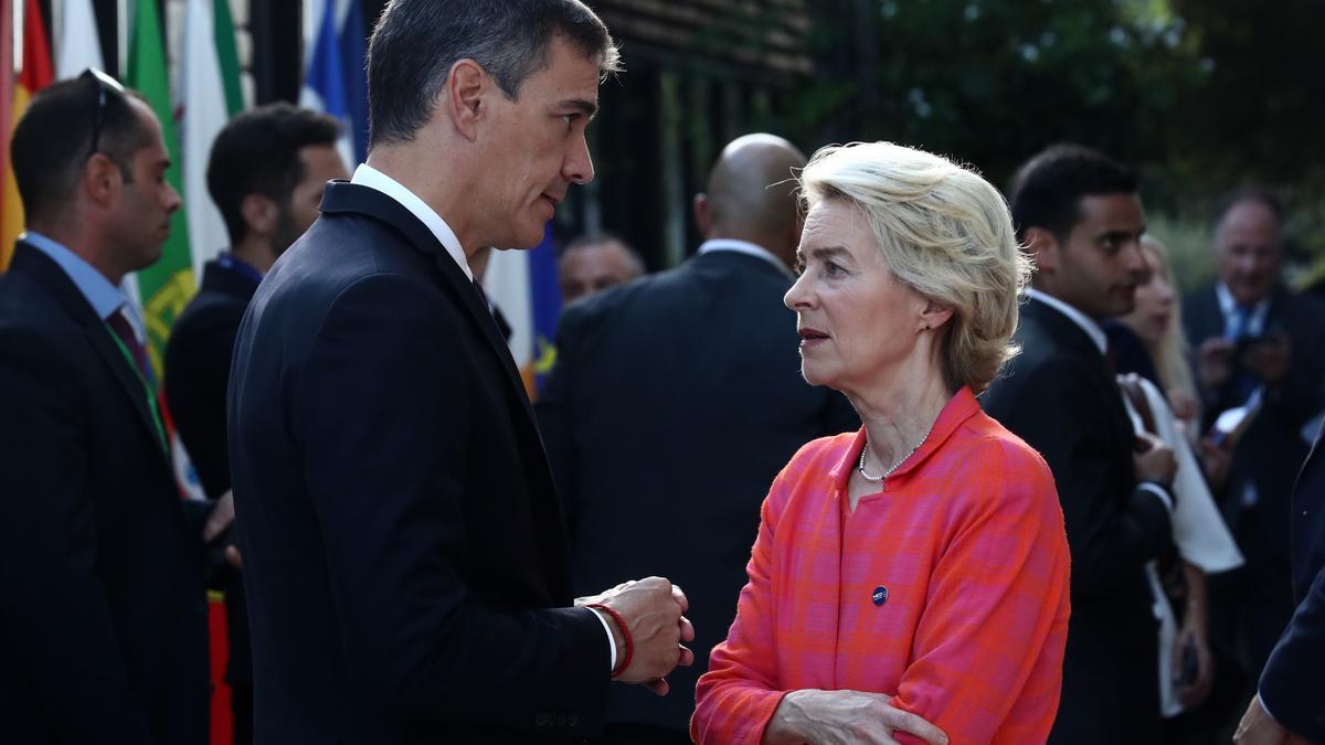 El presidente del Gobierno, Pedro Sánchez y la presidenta de la Comisión Europea, Ursula Von der Leyen, en Chipre.