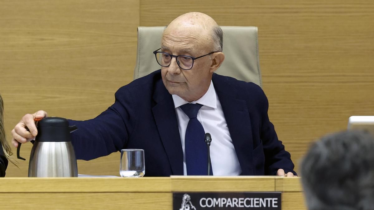 Un juez imputa a Cristóbal Montoro por beneficiar ilegalmente a empresas gasísticas siendo ministro de Hacienda