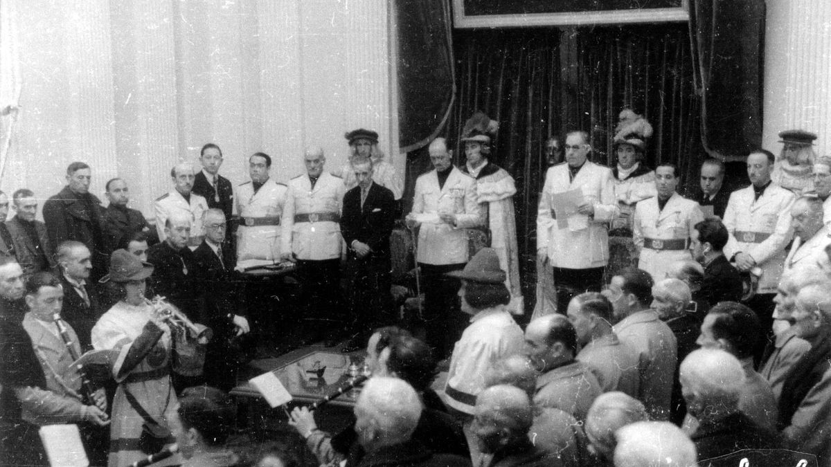 Proclamación de Francisco Franco como "diputado general honorario" de Álava el día de San Prudencio de 1944. De negro, mirando a la cámara, el alcalde de Vitoria, José Lejarreta