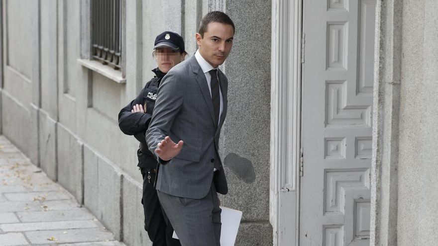 Los mensajes avalan la versión de Lobato pero no revelan cómo obtuvo Moncloa los correos de la pareja de Ayuso