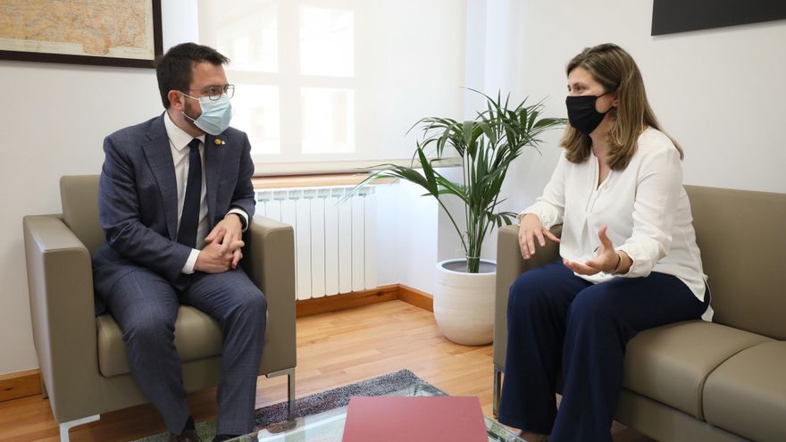 El presidente de la Generalitat, Pere Aragonès, y la síndica de Aran, Maria Vergés, en una reunión en Vielha (Lleida).