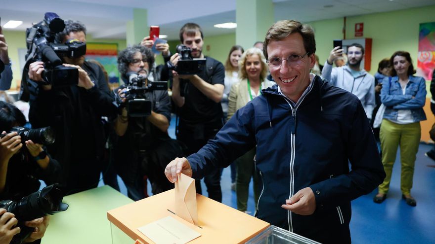 El alcalde de Madrid y candidato a la reelección por el PP, José Luis Martínez-Almeida, ejerce su derecho al voto en el Colegio José Ortega y Gasset, este domingo, durante las elecciones locales municipales y autonómicas.