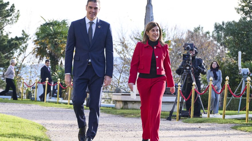 Archivo - El presidente del Gobierno, Pedro Sánchez, y la presidenta del Gobierno de Cantabria, María José Sáenz de Buruaga, durante la XXVII Conferencia de Presidentes celebrada en Santander