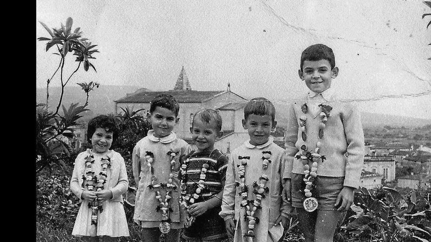 Calabazas en fanales, altares y rosarios dulces: los rituales que desafían a Halloween en la isla de la turistificación