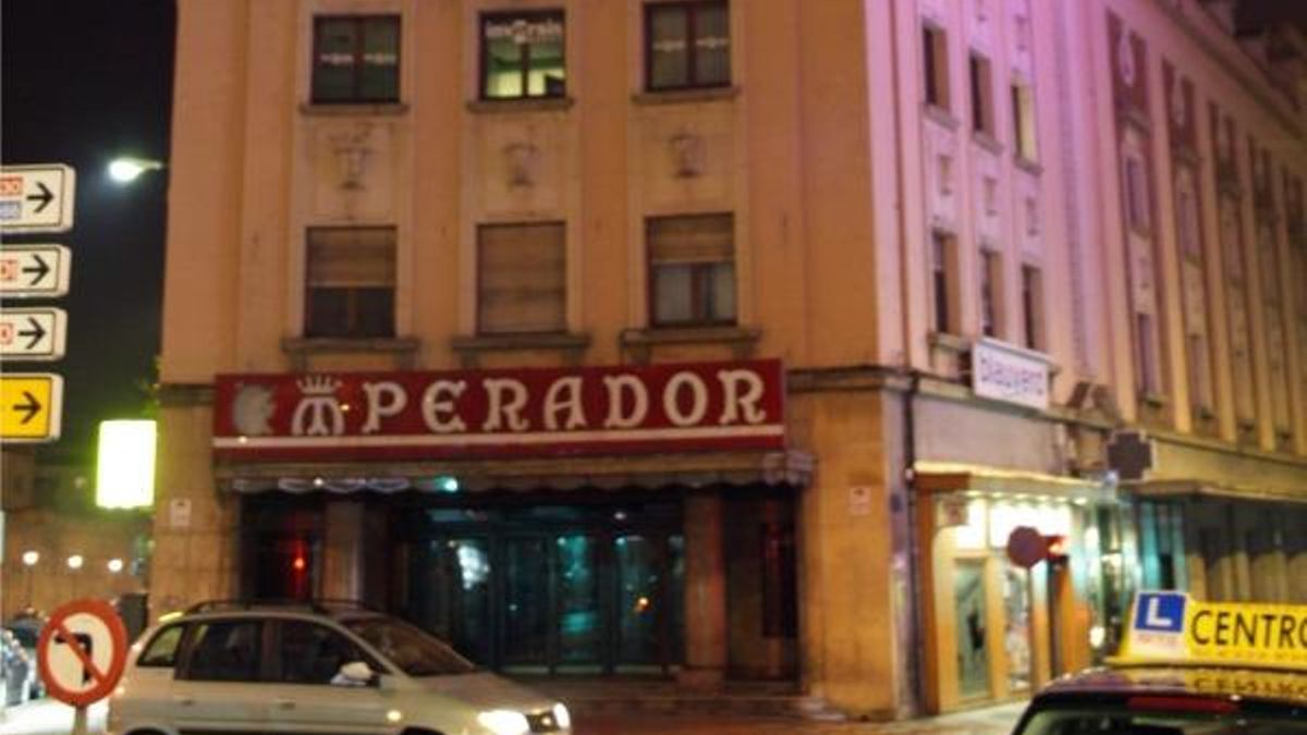 La Escuela de Arte de León inaugura una exposición en torno al cartelista José Antonio Velasco y el Teatro Emperador