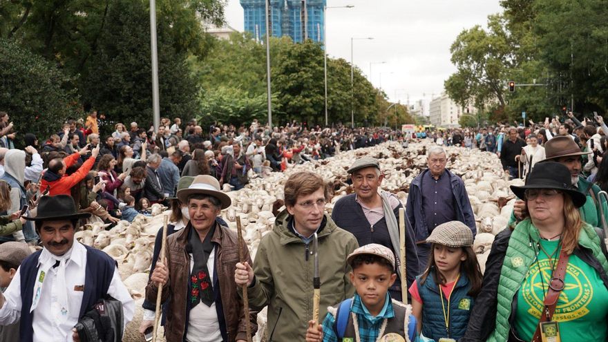 La comitiva a su paso por Colón.