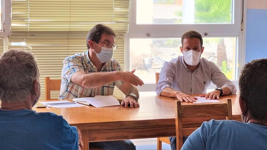 El Cabildo reforzará la cooperación con los pescadores de La Palma ante las dificultades que atraviesa el sector
