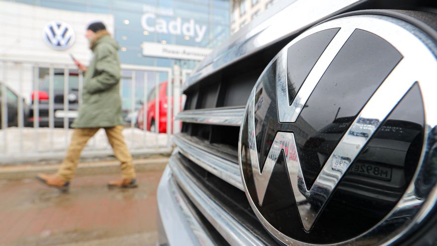Un coche Volkswagen aparcado en una sede de San Petersburgo.