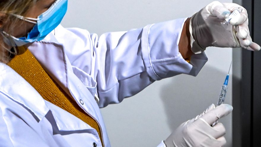 Una enfermera prepara una dosis de la vacuna rusa Sputnik V para ser administrada a población de Skopje, en la República de Macedonia.EFE/EPA/GEORGI LICOVSKI