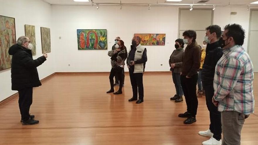 Presentación de la exposición 'Secuencias' de Miguel Ángel Febrero en la Casa de la Cultura de Villablino. / Foto de Luis Álvarez Pérez