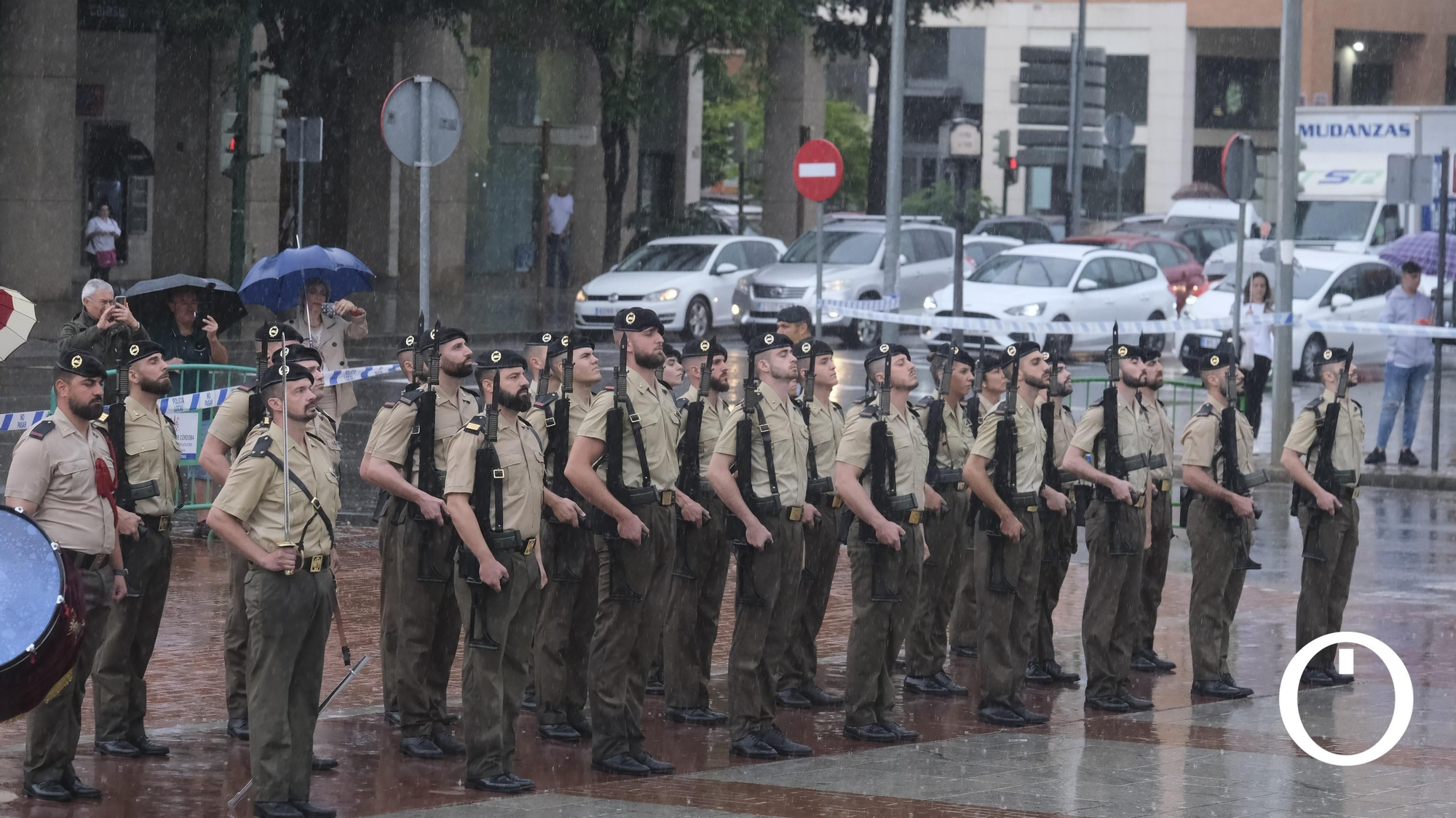 Izado de la bandera de España en la Plaza de España