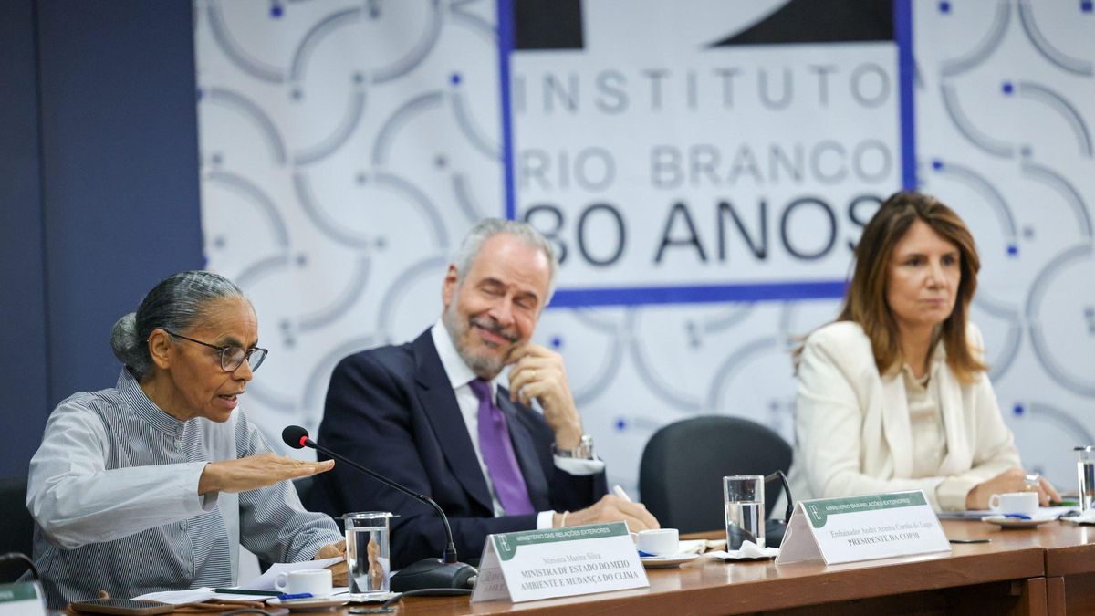 La ministra de Ambiente de Brasil, Marina Silva; el presidente de la COP30, André Corrêa do Lago; y la directora ejecutiva de la COP30, Ana Toni, hablan con la prensa unos días antes de la cumbre climática en Belém.