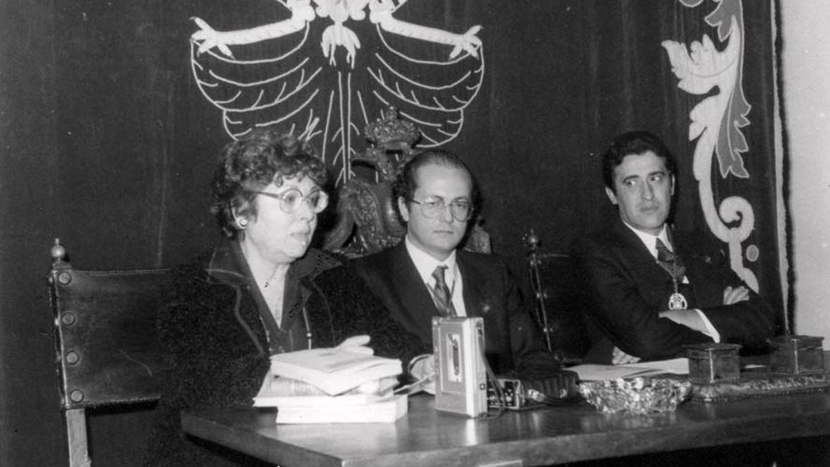 María Rosa Urabayen, Juan Ignacio de Mesa (alcalde de Toledo) y Luis Béjar (concejal de Cultura) en el homenaje rendido al escritor en 1982 en el ayuntamiento toledano