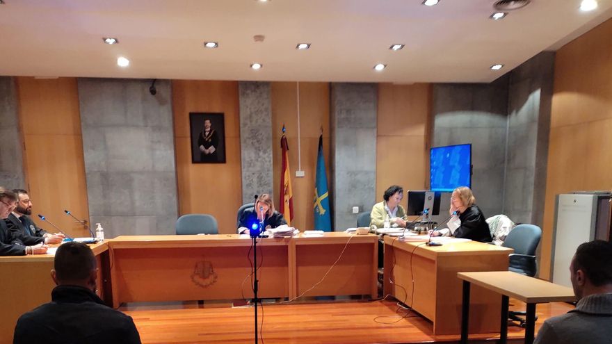 Juzgan a dos hombres por una pelea a puñetazos y navajazos en el Hospital Central de Asturias por la misma novia