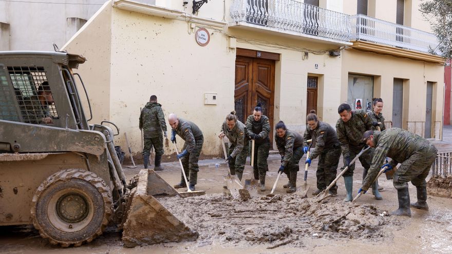 Continúan las labores de limpieza en el municipio de Algemesí, el viernes 15 de noviembre.