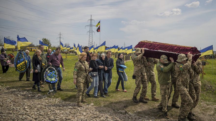 Familiares y amigos acompañan el féretro del soldado ucraniano Mykola