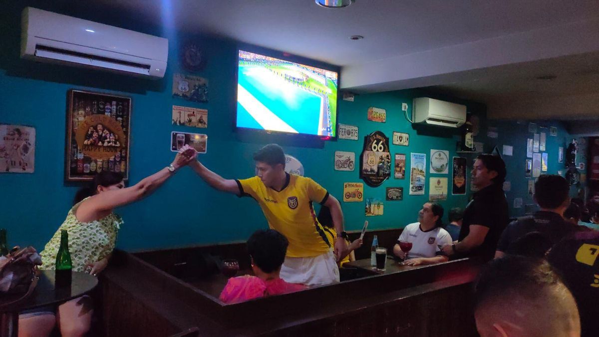 Aficionados ecuatorianos durante el debut de su selección frente a Curazao, en un bar de Vallecas.