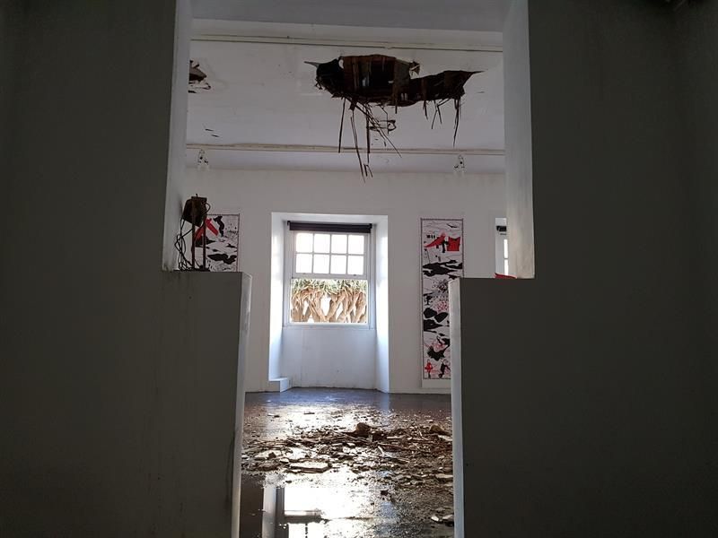 Estado en el que ha quedado el interior de una de las estancias del Ateneo de La Laguna, en Tenerife, tras el incendio que ha afectado al edificio y ha hecho que se desplome su cubierta. EFE/Gema González