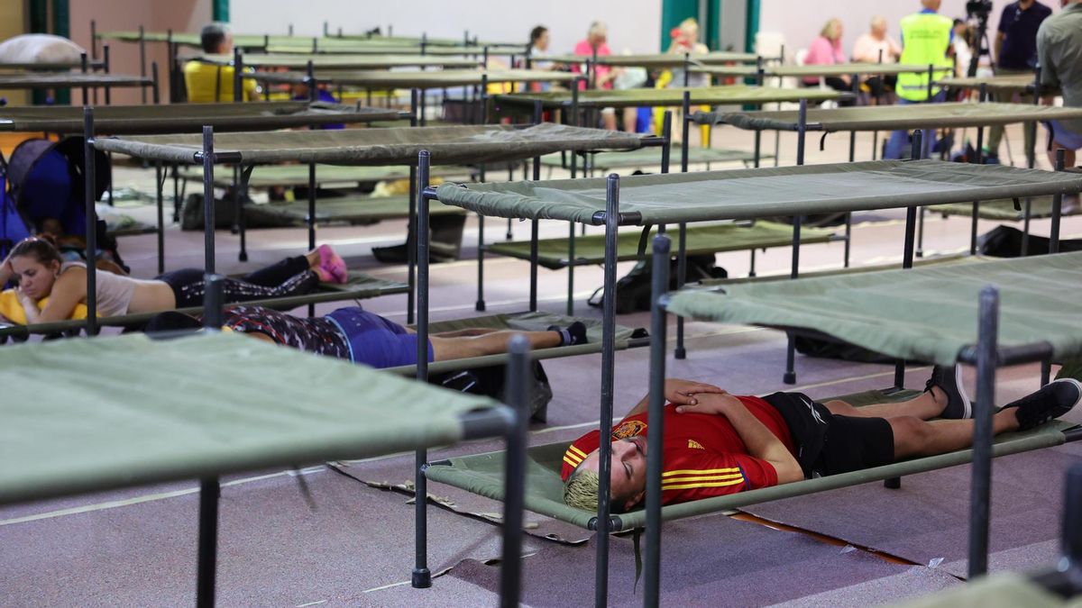 Los desplazados por el incendio forestal a Villa del Prado, en Madrid, descansan en el pabellón deportivo de Villamanta