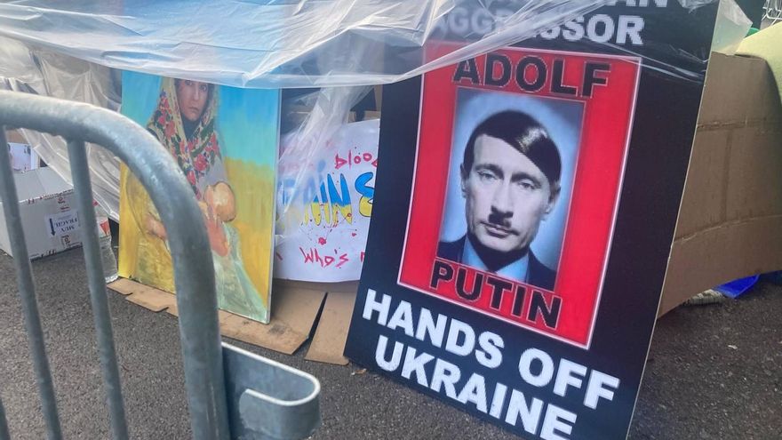 Un cartel en la protesta compara a Hitler con Putin
