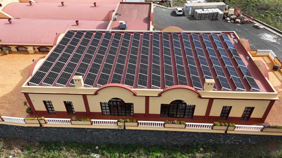 Instalación fotovoltaica en la cubierta de bodegas Teneguía.