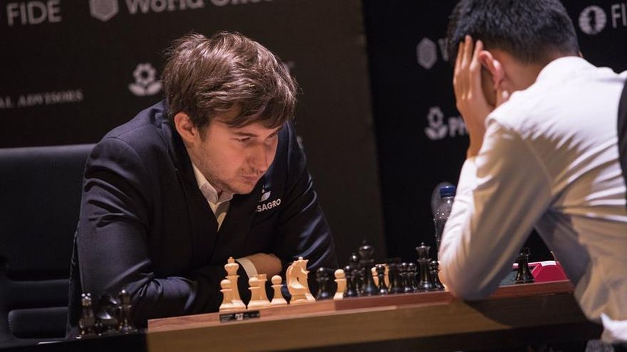 BER17. Berlín (Alemania). 27/03/18.- El jugador ruso Sergey Karjakin (i) se enfrenta al chino Liren Ding (d) durante la decimocuarta jornada del Torneo de Candidatos de la FIDE en Berlín (Alemania) hoy, martes 27 de marzo de 2018.