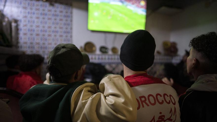 Aficionados marroquíes viendo la semifinal del Mundial de Qatar.