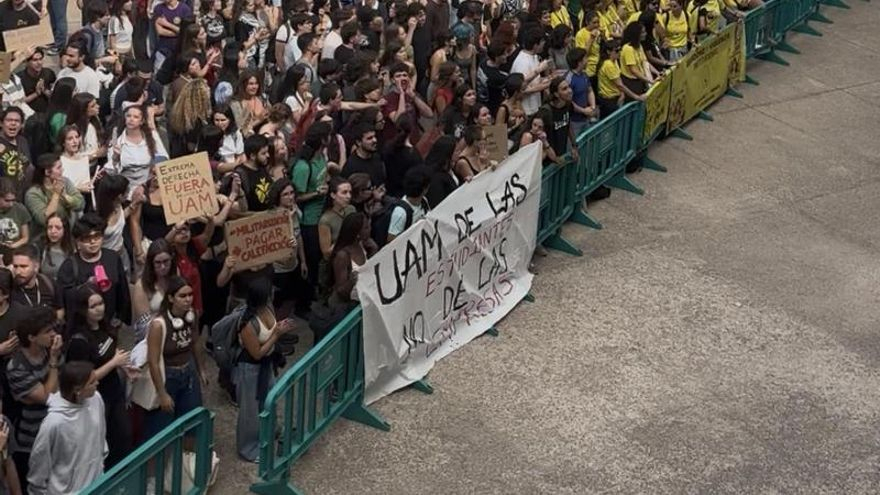 Centenares de universitarios protestan contra Ayuso en el acto del que se ha ausentado: "Cobarde, la uni está que arde"