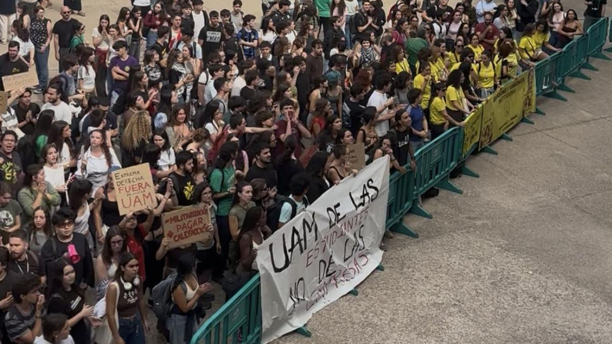Centenares de universitarios protestan contra Ayuso en el acto del que se ha ausentado: "Cobarde, la uni está que arde"