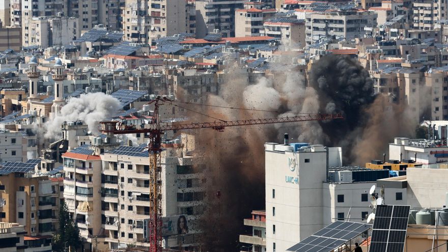 Se observa humo tras un ataque aéreo israelí contra los suburbios del sur de Beirut, Dahiyeh, Líbano, el 8 de abril de 2026. Israel lanzó un amplio ataque aéreo contra múltiples objetivos en todo el Líbano, muchos de ellos en el centro de Beirut, un día después de que Estados Unidos e Irán acordaran un alto el fuego para poner fin a las hostilidades entre ambos países. En un comunicado, el gobierno israelí anunció que el alto el fuego no incluye al Líbano y que continuará atacando posiciones de Hezbolá en todo el país. (Líbano, Estados Unidos, Hizbulá/Hezbolá) EFE/EPA/WAEL HAMZEH